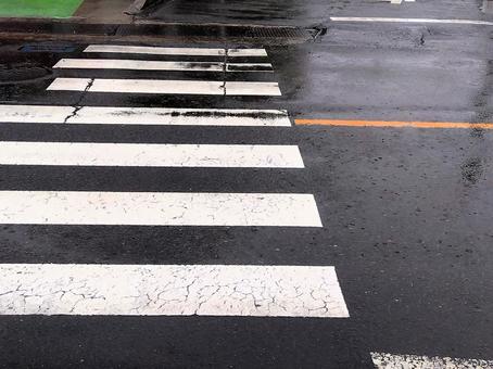 雨の日 横断歩道 雨の日 横断歩道 雨,横断歩道,道路の写真素材