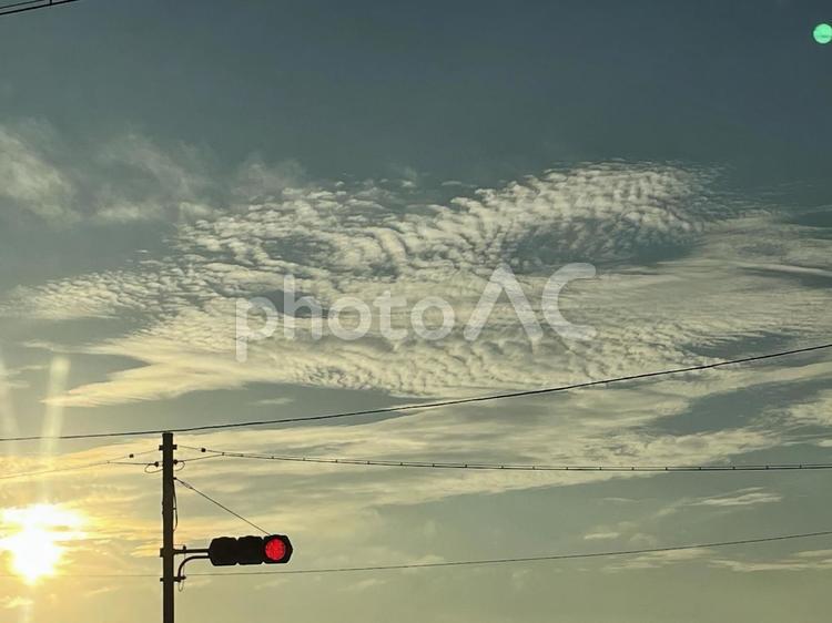 夕暮れの信号機 夕焼け,空,夕焼け空の写真素材