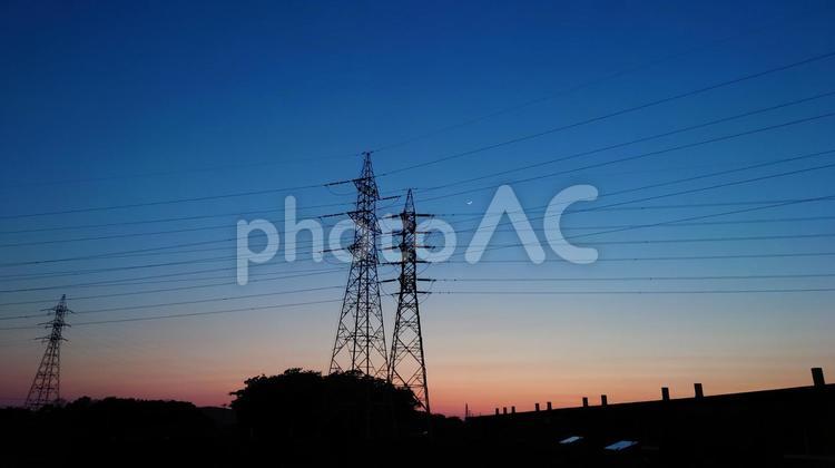 夕暮れ時の夜空に佇む鉄塔 たそがれ,景色,眺めの写真素材
