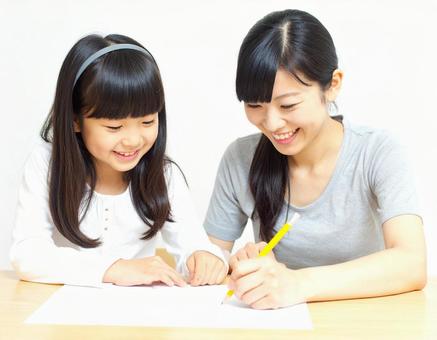勉強をしている 児童と女性 2 勉強をしている 児童と女性 2の写真