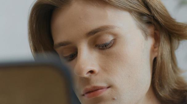 鏡越しの若い男性 男性,外国人,欧米人の写真素材