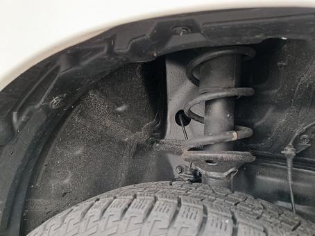 スタッドレスタイヤとスプリング 車,タイヤ,スプリングの写真素材