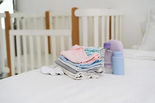 整理されてベッドに置かれているベビー用品 整理されてベッドに置かれているベビー用品 ベビー用品,人物無し,物撮りの写真素材