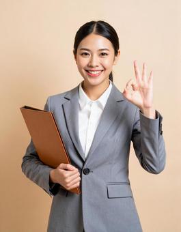 自信に満ちたビジネスウーマンのOKサイン 自信に満ちたビジネスウーマンのOKサインの写真