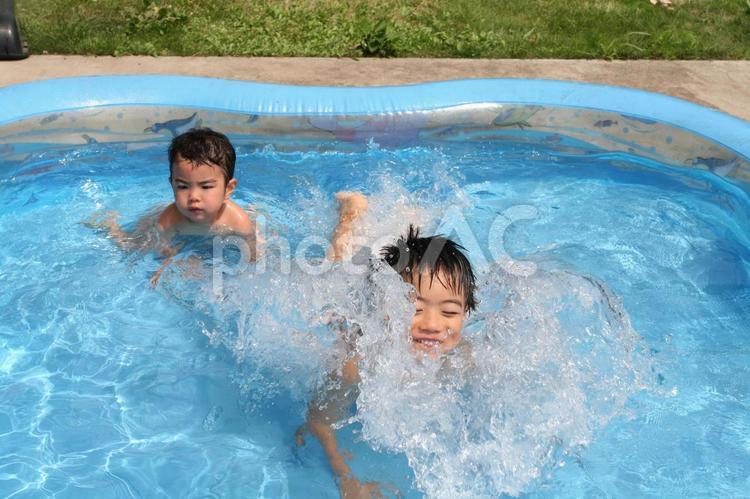 庭のプール　水しぶきを立てて遊ぶ子ども プール,水遊び,子供の写真素材