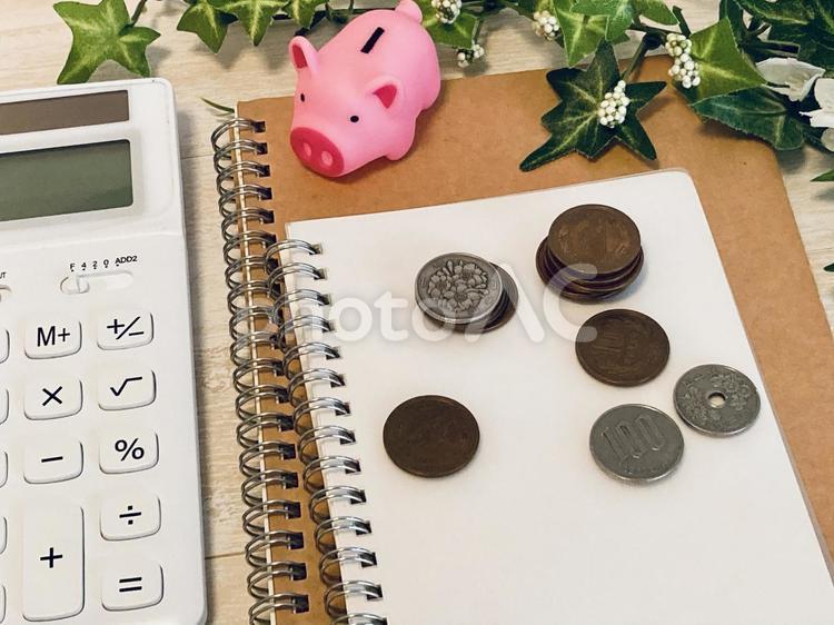 小銭を貯金する 貯金箱,電卓,小銭の写真素材