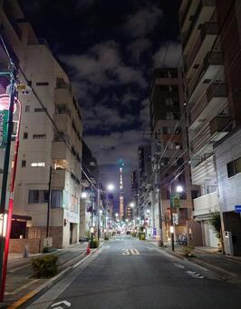 夜のスカイツリーが見える路地 ネオン,夜景,イルミネーションの写真素材