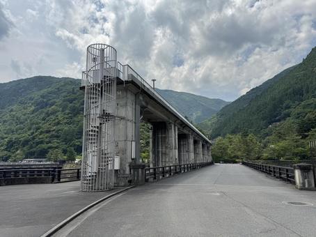 小河内ダムの非常用洪水吐 小河内ダムの非常用洪水吐 小河内ダム,ダム,重力式コンクリートダムの写真素材