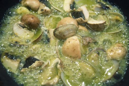 熱々のアサリとマッシュルームのアヒージョ アヒージョ,きのこ,マッシュルームの写真素材