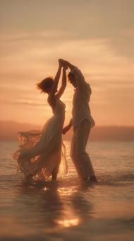 水面に映る二人の写真