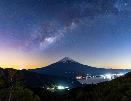 山の上の天の川と湖 山の上の天の川と湖の写真