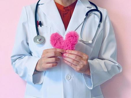 ハートを持った女性医師（ピンク背景） ハート,女医,女性の写真素材