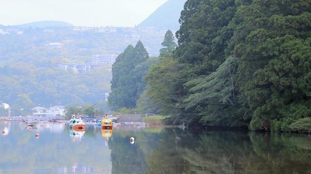 晩夏の恩賜箱根園芦川橋付近からの芦ノ湖 晩夏の恩賜箱根園芦川橋付近からの芦ノ湖の写真