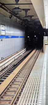 神戸市営地下鉄 旧居留地大丸前駅 ホーム 神戸市営地下鉄 旧居留地大丸前駅 ホーム 地下鉄,駅,ホームの写真素材