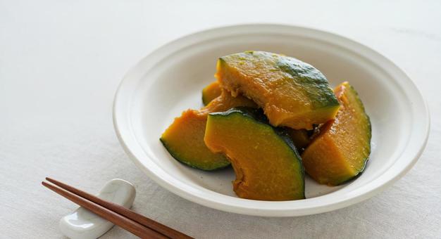 盛り付けられたホクホクなかぼちゃの煮物 盛り付けられたホクホクなかぼちゃの煮物の写真