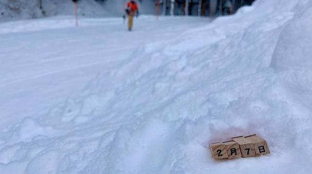 2月7日積木放置在滑雪場的雪地裡 2月7日積木放置在滑雪場的雪地裡