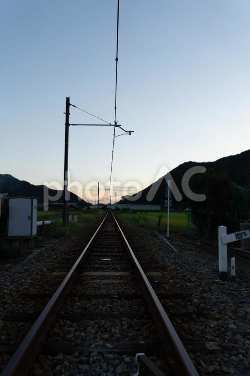 夕方の線路 線路,鉄道,風景の写真素材