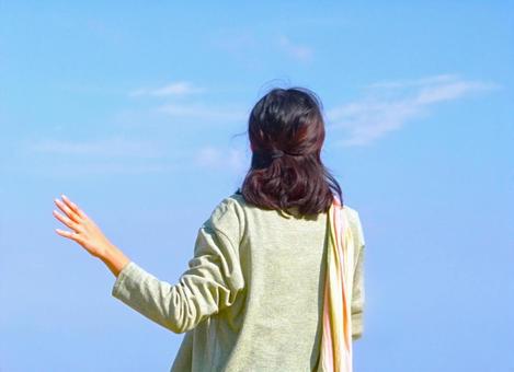 空を見上げて驚く女性 青空,人,女性の写真素材