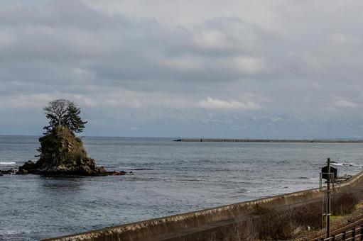 雨晴海岸 雨晴海岸 雨晴海岸,女岩,海の写真素材
