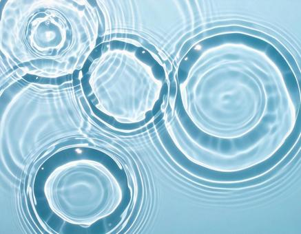 水面に映る光の模様 水面に映る光の模様の写真