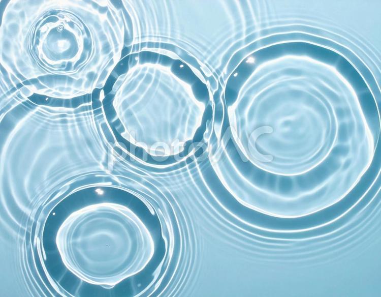 水面に映る光の模様 水面,水,波紋の写真素材
