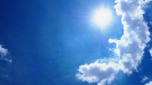 夏の空・太陽と青空と雲 夏の空・太陽と青空と雲 夏,太陽,光るの写真素材