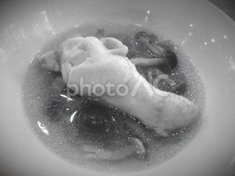 【手羽元のコンソメスープ (金時人参とシメジ入り)】(モノトーン black,grayscale,mushroomの写真素材