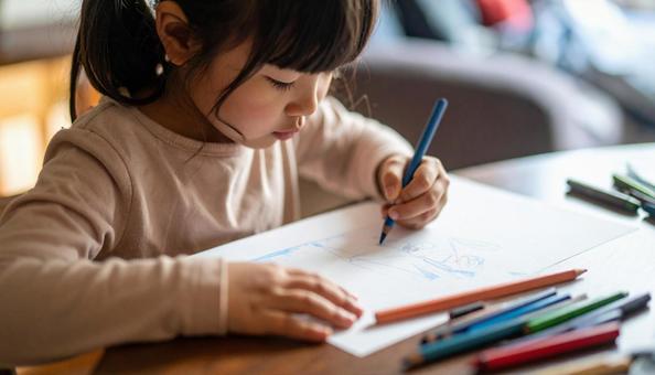 お絵描きをする日本人の子ども お絵描きをする日本人の子どもの写真