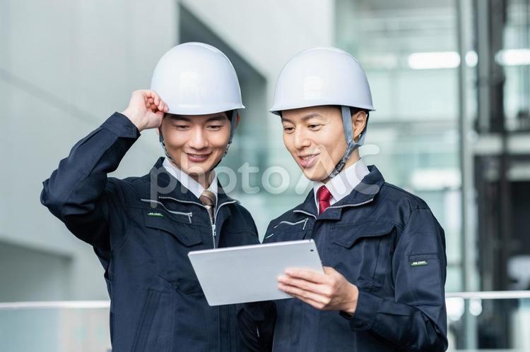 タブレットで調整する作業員のスタッフ 作業員,ビジネス,作業服の写真素材