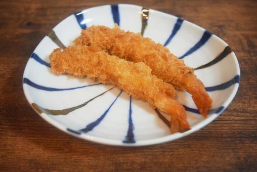 熱々サクサクのエビフライ 熱々サクサクのエビフライの写真