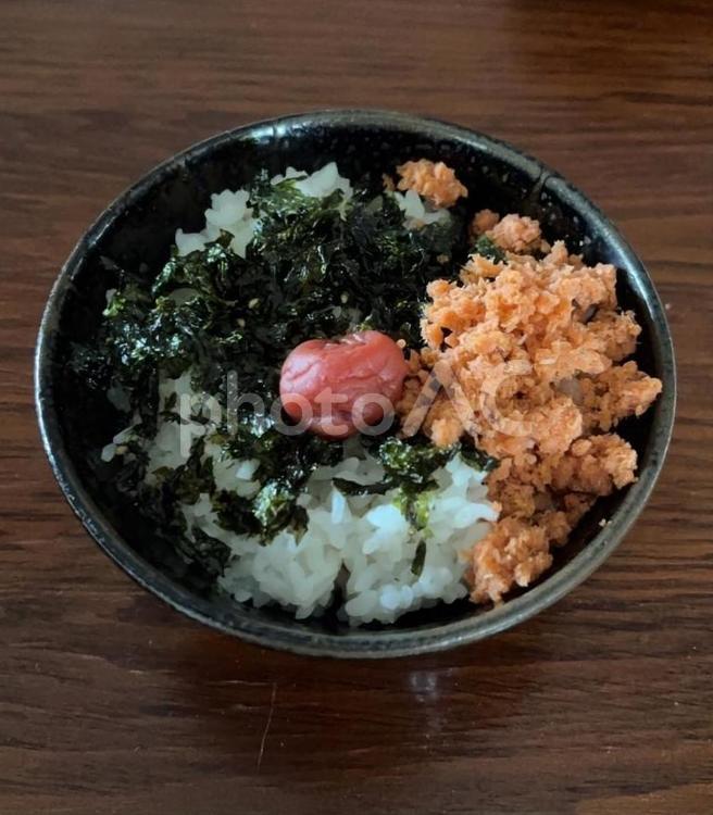 政府備蓄米とジャバンのりと鰹梅等の茶碗飯 朝食,政府備蓄米,ご飯の写真素材