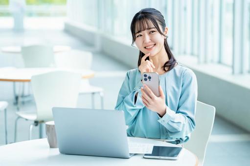 スマホを見て考えごとをする女性 スマホを見て考えごとをする女性 女性,スマホ,スマートフォンの写真素材
