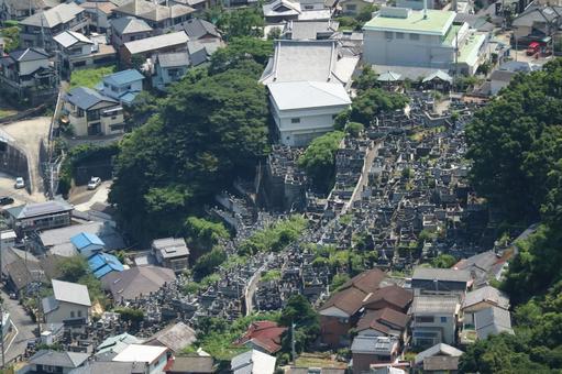 日本の山肌に広がる住宅と墓地 日本,街並み,住宅街の写真素材