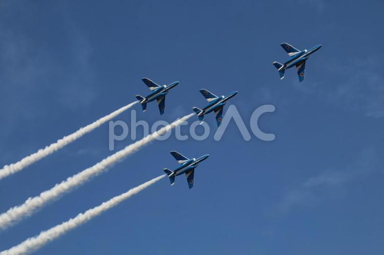 ブルーインパルス(Blue Impulse) ブルーインパルス,航空祭,編隊飛行の写真素材