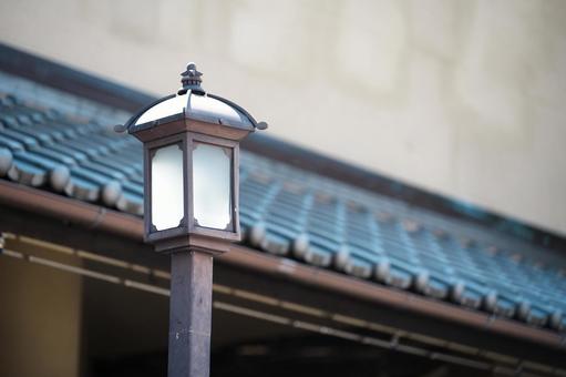 古い街灯 古い街灯 街灯,屋根,レトロな街並みの写真素材