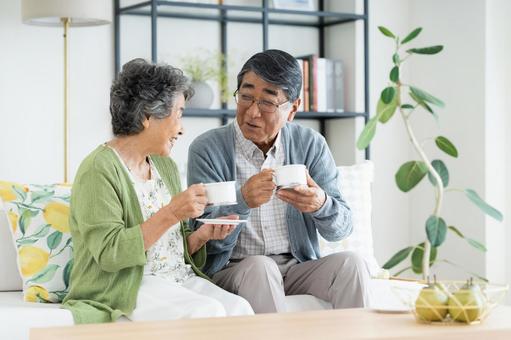 リビングでくつろぐシニアの夫婦 リビングでくつろぐシニアの夫婦 シニア,夫婦,コーヒーの写真素材