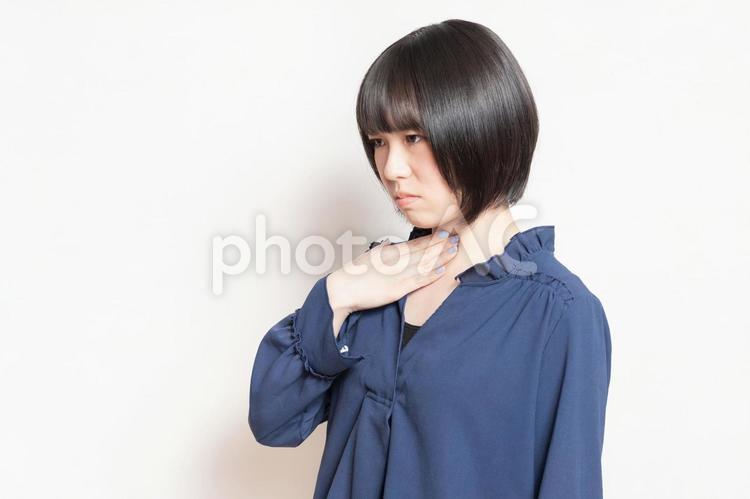 喉が痛くて体調不良の若い女性 喉,若い,女性の写真素材