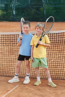 ネット前でポーズをとる子供たち 男の子,女の子,外国人の写真素材
