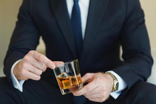 氷の入った飲み物のグラスを持つ手元 グラス,持つ,ウイスキーグラスの写真素材