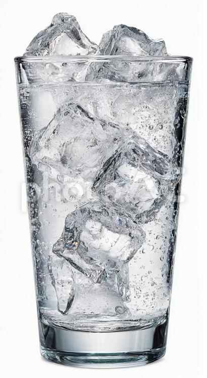 グラスに満たされた氷水：夏の清涼感 水,氷,グラスの写真素材