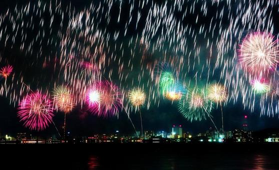 カラフルな湖上打ち上げ花火/松江水郷祭 カラフルな湖上打ち上げ花火/松江水郷祭 打ち上げ花火,花火,夏の写真素材