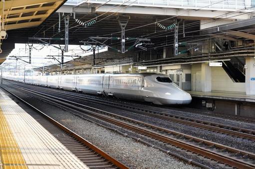 駅のホームに停車する新幹線 駅のホームに停車する新幹線 新幹線,鉄道,電車の写真素材