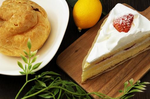 ケーキとシュークリームのセット ケーキ,シュークリーム,苺の写真素材