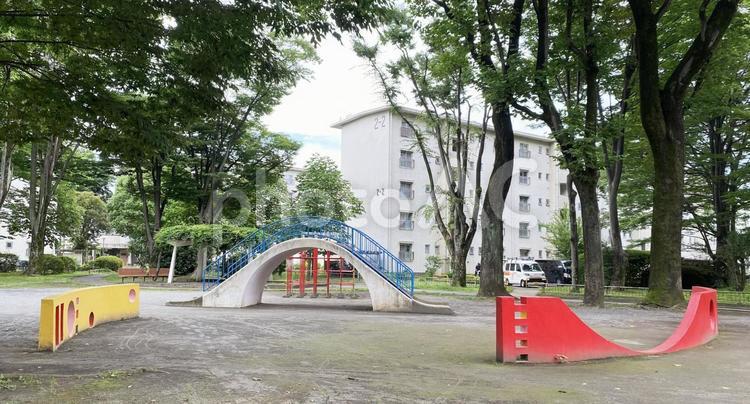 初夏の公園の風景 公園,滑り台,ジャングルジムの写真素材