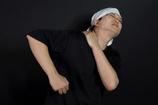 肩の痛みを感じる男性 肩の痛みを感じる男性の写真
