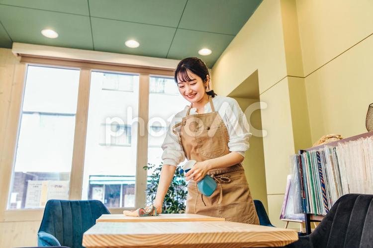 アルコール消毒でコロナ対策している飲食店スタッフ 飲食店,消毒,除菌の写真素材