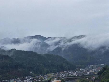 朝霧に包まれる山里 朝霧に包まれる山里の写真