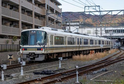 宇治駅とJR奈良線221系車両 宇治駅とJR奈良線221系車両の写真
