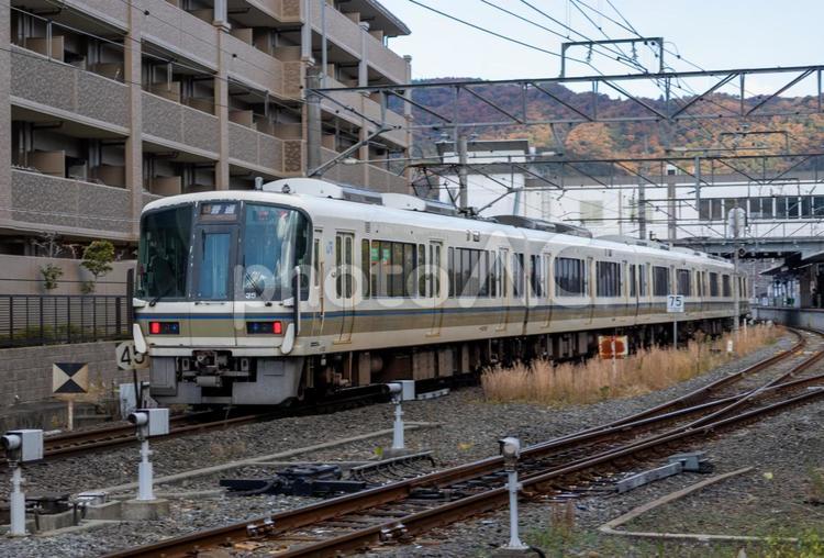 宇治駅とJR奈良線221系車両 電車,車両,線路の写真素材