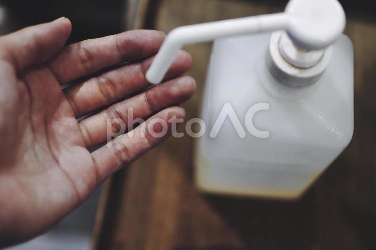 アルコール消毒をする人 消毒,消毒液,手の写真素材